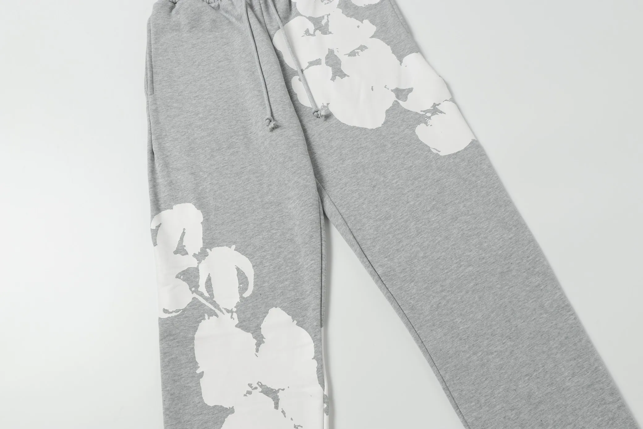 8002# DENIM TEARS Kapok European and American trendy brand high-quality printed hooded sweatshirt set. Terry fabric weighs 380 grams. Threads are customized and dyed in the same color. Color Black Gray Purple Size S-XL